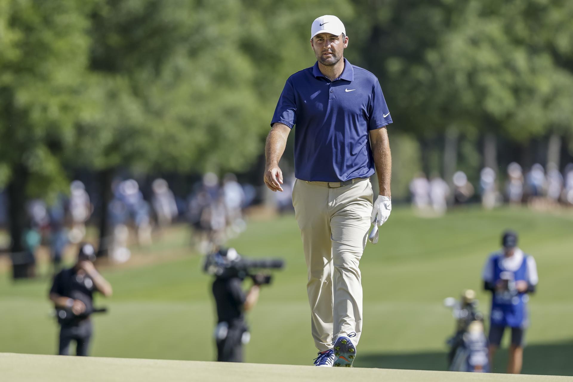 Scottie Scheffler, de Estados Unidos, en el hoyo 9 durante la ronda final del torneo de golf Campeonato de la PGA 2025 en el Quail Hollow Club en Charlotte, Carolina del Norte (EE.UU.). EFE/ERIK S. LESSER

