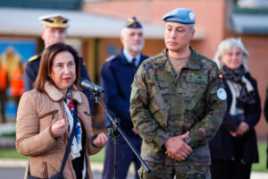 TORREJÓN DE ARDOZ (MADRID), 17/05/2025.- La ministra de Defensa, Margarita Robles (i), despide a los militares españoles que parten este sábado desde la base aérea de Torrejón de Ardoz (Madrid) hacia el Líbano. EFE/ Rubén Somonte/Ministerio de Defensa español (MDE) ***SOLO USO EDITORIAL/SOLO DISPONIBLE PARA ILUSTRAR LA NOTICIA QUE ACOMPAÑA (CRÉDITO OBLIGATORIO)***