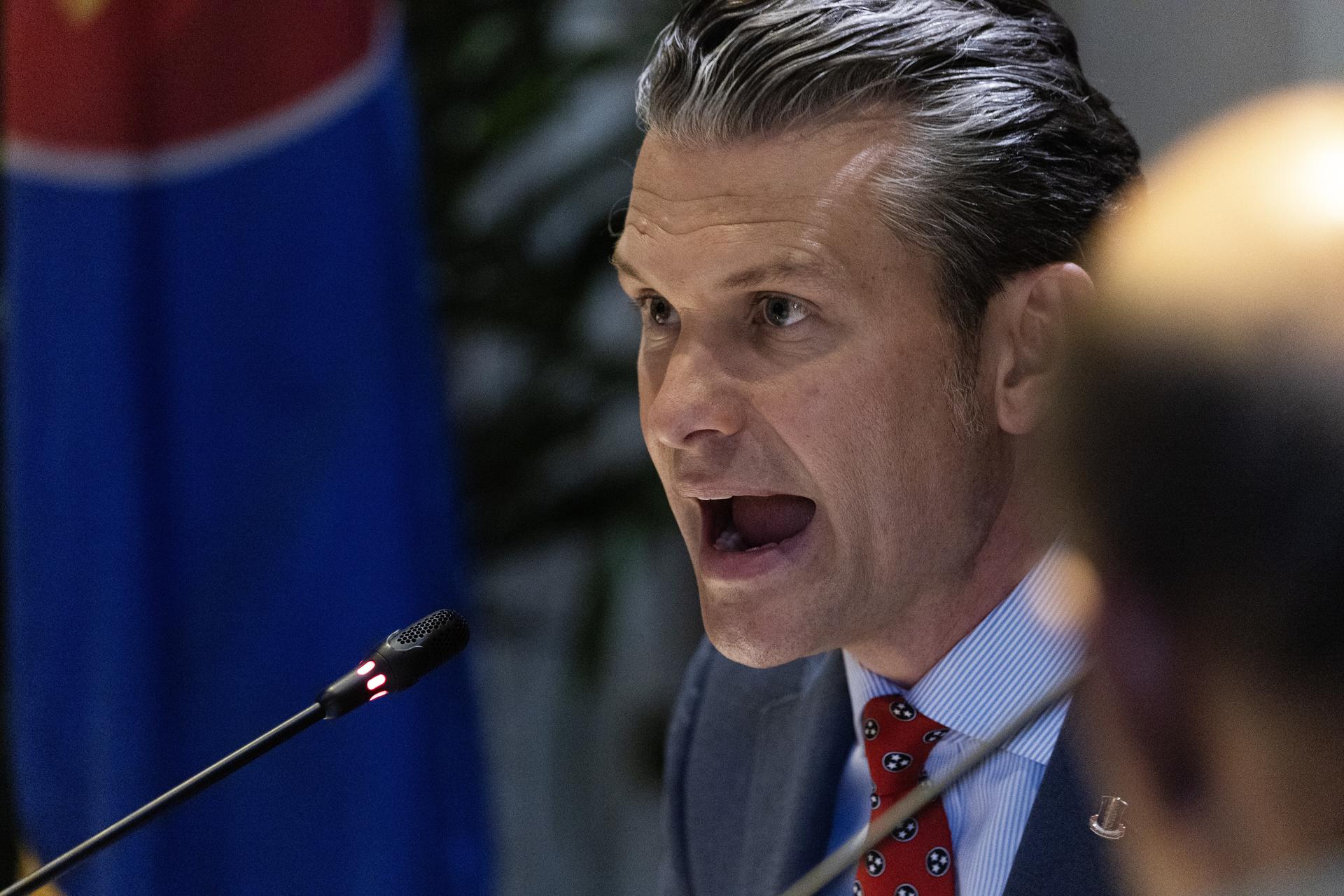 SINGAPORE (Singapore), 30/05/2025.- US Defence Secretary Pete Hegseth speaks during a meeting with defence ministers and officials from ASEAN countries including Thailand, Philippines, Indonesia, Brunei, Malaysia, Cambodia, Laos, Singapore and Timor-Leste on the sidelines of the International Institute for Strategic Studies (IISS) Shangri-La Dialogue Defence Summit in Singapore, 30 May 2025. Defense ministers and officials from 47 countries are gathered in the city state for the IISS Shangri-la Dialogue, an annual high level defence summit in the Asia Pacific region. (Camboya, Malasia, Filipinas, Tailandia, Singapur) EFE/EPA/HOW HWEE YOUNG