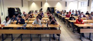Imagen de archivo de jóvenes médicos en las pruebas selectivas para obtener una plaza de MIR (Médico Interno Residente) en la Universidad Complutense de Madrid. EFE/ Kiko Huesca