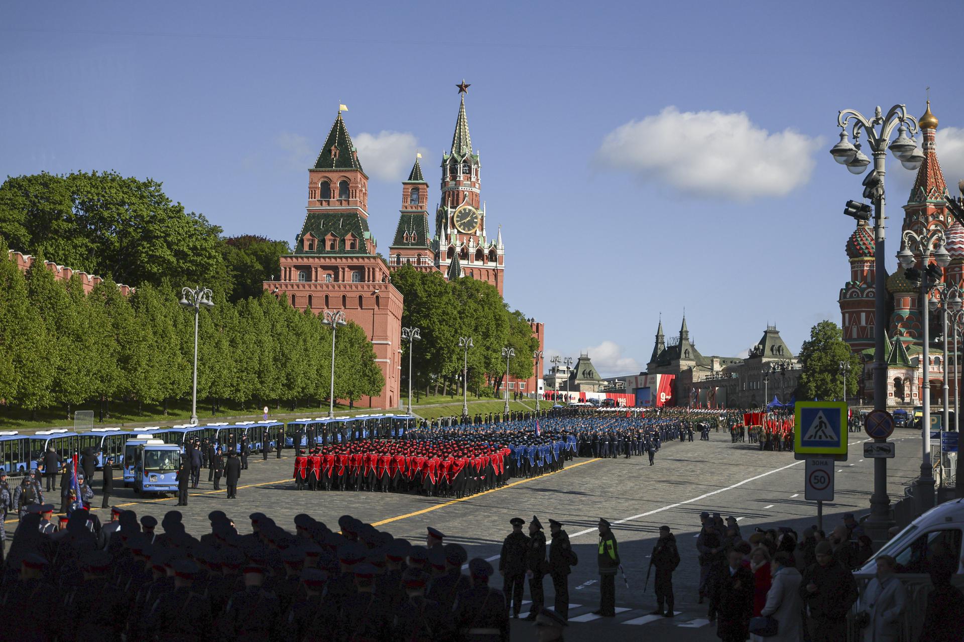 Militares rusos se preparan para el desfile militar del Día de la Victoria, que conmemora el 80 aniversario de la victoria en la Gran Guerra Patria, en la Plaza Roja de Moscú, el 9 de mayo de 2025. Rusia conmemora el 80 aniversario de la victoria en la Segunda Guerra Mundial sobre la Alemania nazi y sus aliados. EFE/EPA/MAXIM SHIPENKOV