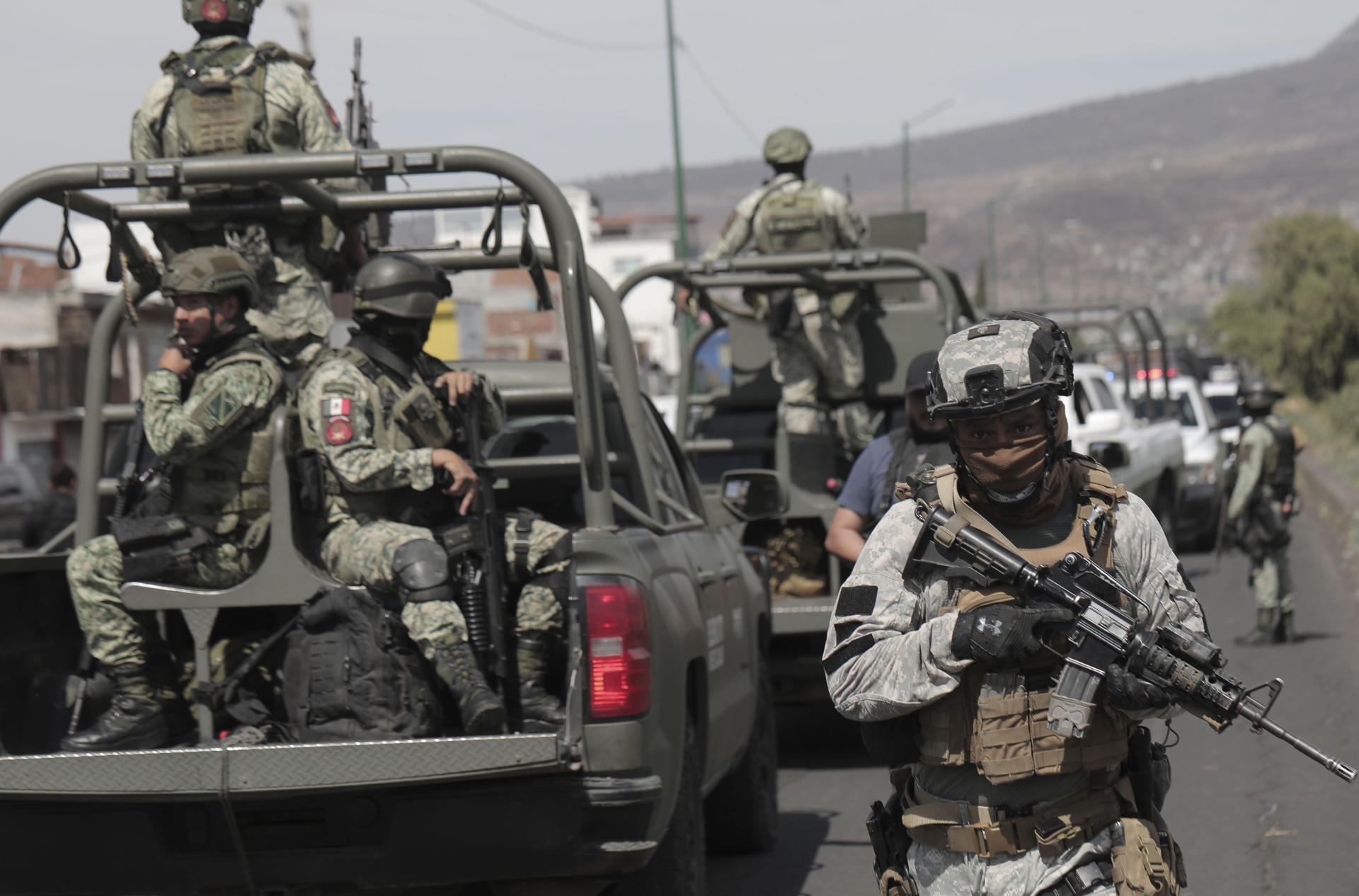 Fotografía de archivo donde se observa integrantes del Ejercito Mexicano y de la Guardia Nacional mientras patrullan las principales avenidas en la ciudad de Morelia en Michoacán (México). EFE/ Iván Villanueva