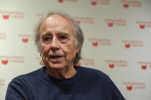 El cantante y compositor español, Joan Manuel Serrat, habla durante una entrevista este lunes, en la Ciudad de Guatemala (Guatemala). EFE/ Mariano Macz