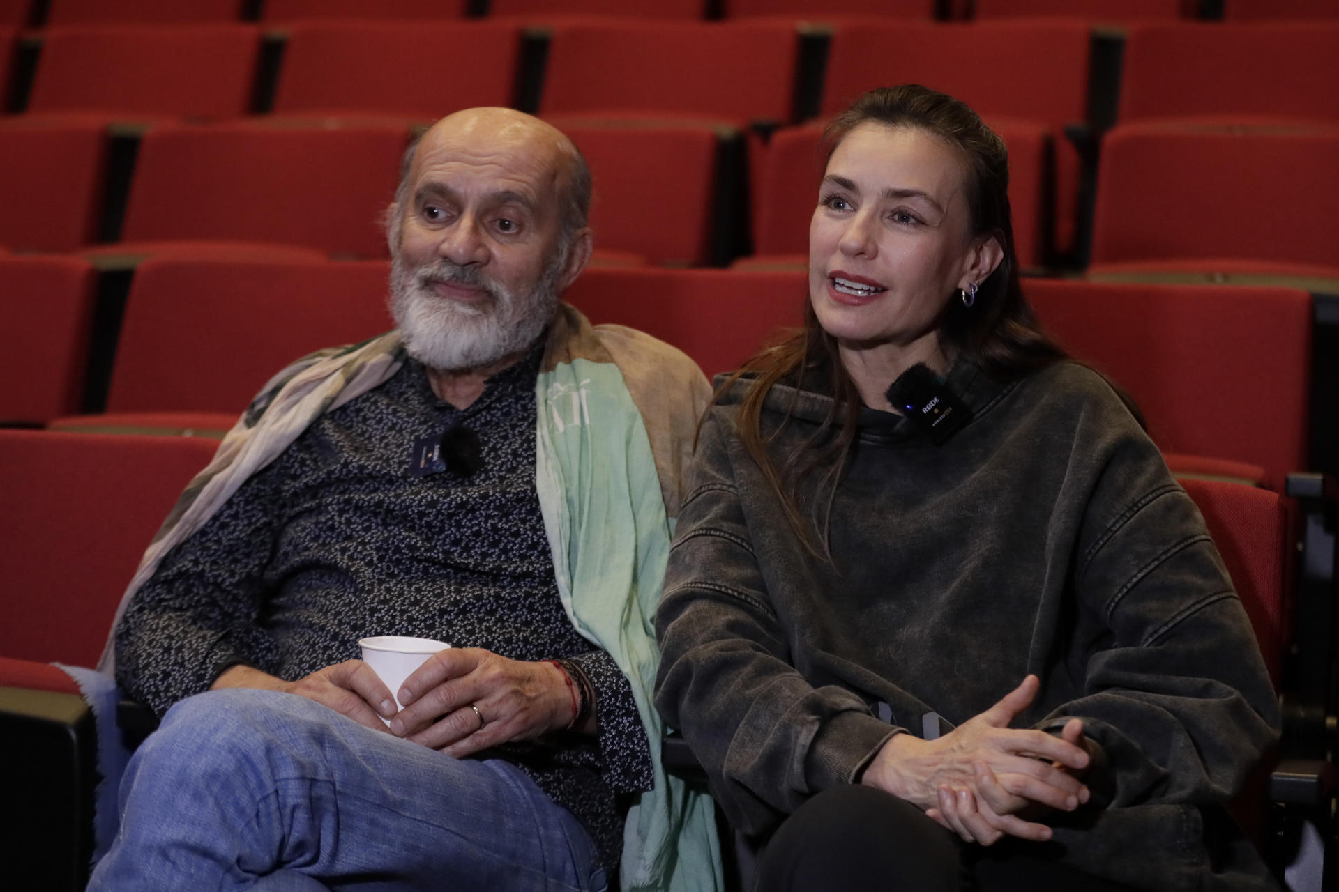 Fotografía del 15 de abril de 2025 de los actores colombianos Jairo Camargo y Marcela Mar hablando durante entrevista con EFE, en Bogotá (Colombia). EFE/ Carlos Ortega