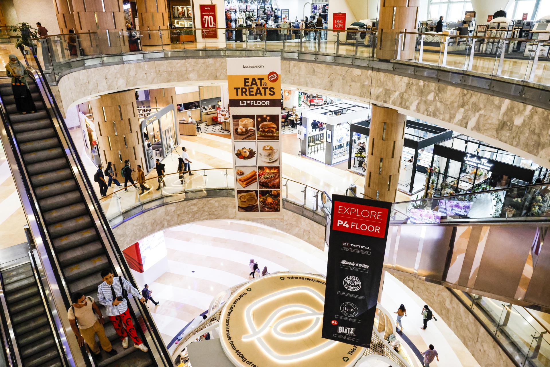 JAKARTA (Indonesia), 21/05/2025.- Indonesians in Kuningan City mall in Jakarta, Indonesia, 21 May 2025. The Bank of Indonesia announced on 21 May 2025 that it had decided to lower the benchmark interest rate to 5.50 percent from 5.75 percent, based on the Board of Governors Meeting (RDG) held on 20-21 May 2025. EFE/EPA/BAGUS INDAHONO