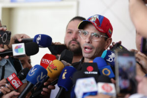 El candidato opositor Henrique Capriles da declaraciones a los medios de comunicación este domingo en Caracas (Venezuela). EFE/ Ronald Peña R