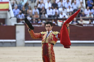 El novillero Marco Pérez durante una novillada con picadores, con reses de Fuente Ymbro y El Freixo, este viernes en la plaza de toros de Las Ventas, en Madrid. EFE/ Fernando Villar