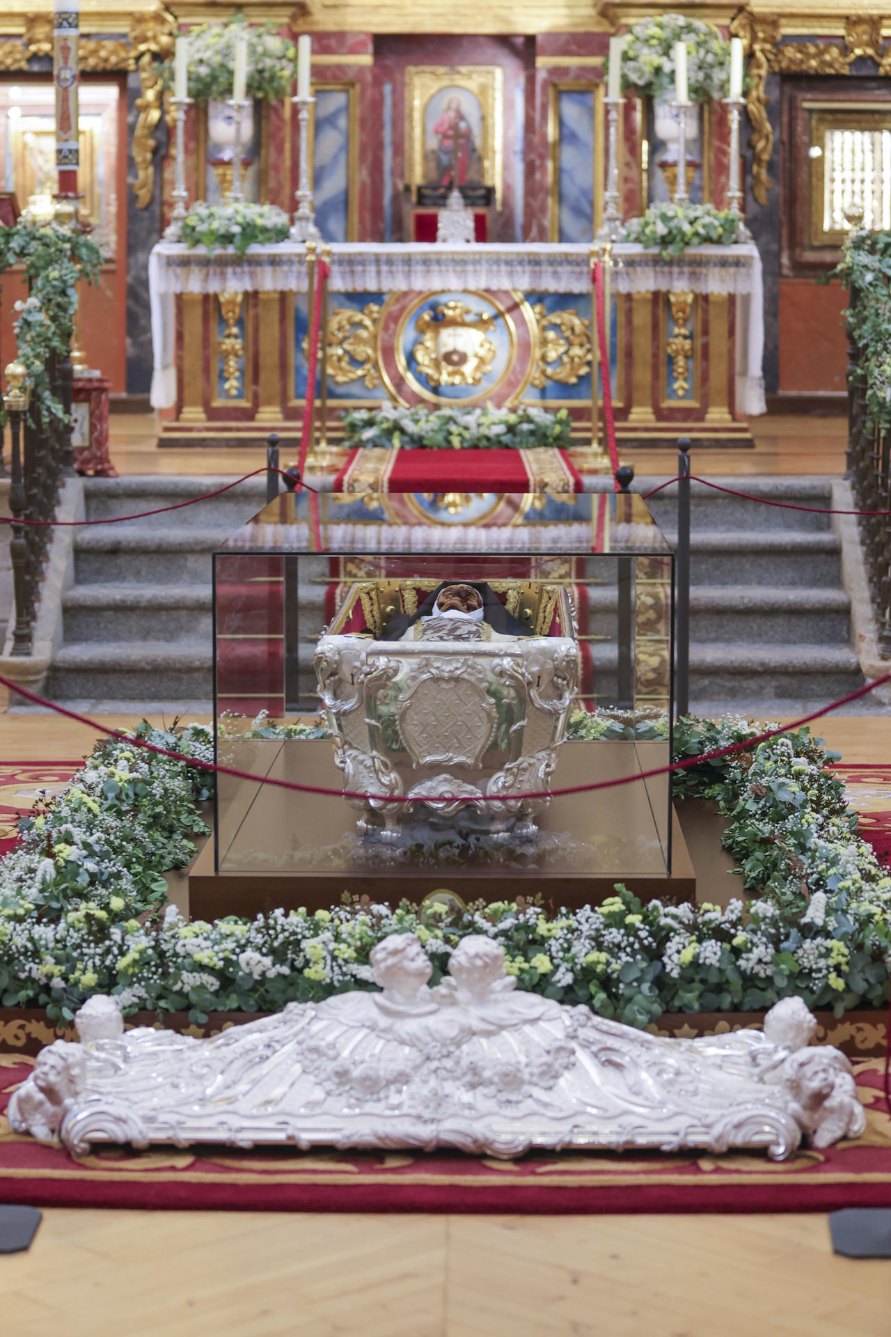 Exposición pública de Santa Teresa de Jesús para su veneración en la Basílica de la Anunciación de Nuestra Señora del Carmen, en la localidad salmantina de Alba de Tormes. EFE/JM GARCIA