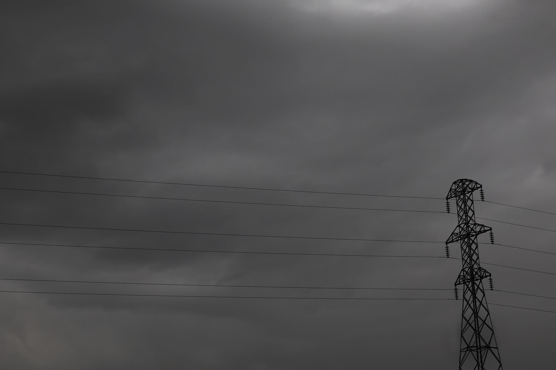 Aspecto que presenta el cielo sobre la capital navarra en una jornada donde la Agencia Estatal de Meteorología (Aemet) ha activado en Navarra aviso amarillo por precipitación acumulada de 15 litros en una hora y tormentas que pueden ir acompañadas de granizo grande y rachas muy fuertes de viento. EFE/ Jesús Diges