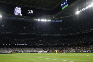 Los jugadores del Real Madrid y del Mallorca guardan un minuto de silencio en memoria del guardameta Hugo Gatti previo al partido de la jornada 36 de LaLiga de fútbol que Real Madrid y RCD Mallorca disputaron en el estadio Santiago Bernabéu. EFE/Blanca Millez
