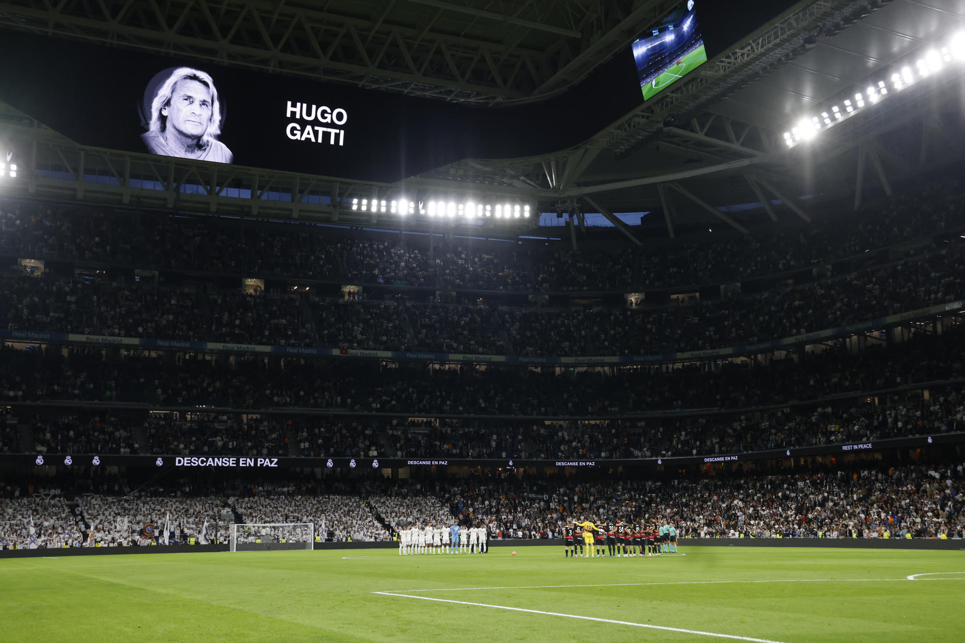 Los jugadores del Real Madrid y del Mallorca guardan un minuto de silencio en memoria del guardameta Hugo Gatti previo al partido de la jornada 36 de LaLiga de fútbol que Real Madrid y RCD Mallorca disputaron en el estadio Santiago Bernabéu. EFE/Blanca Millez