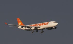 Fotografía de archivo en donde se ve un avión de la venezolana Conviasa. EFE/YURI KOCHETKOV
