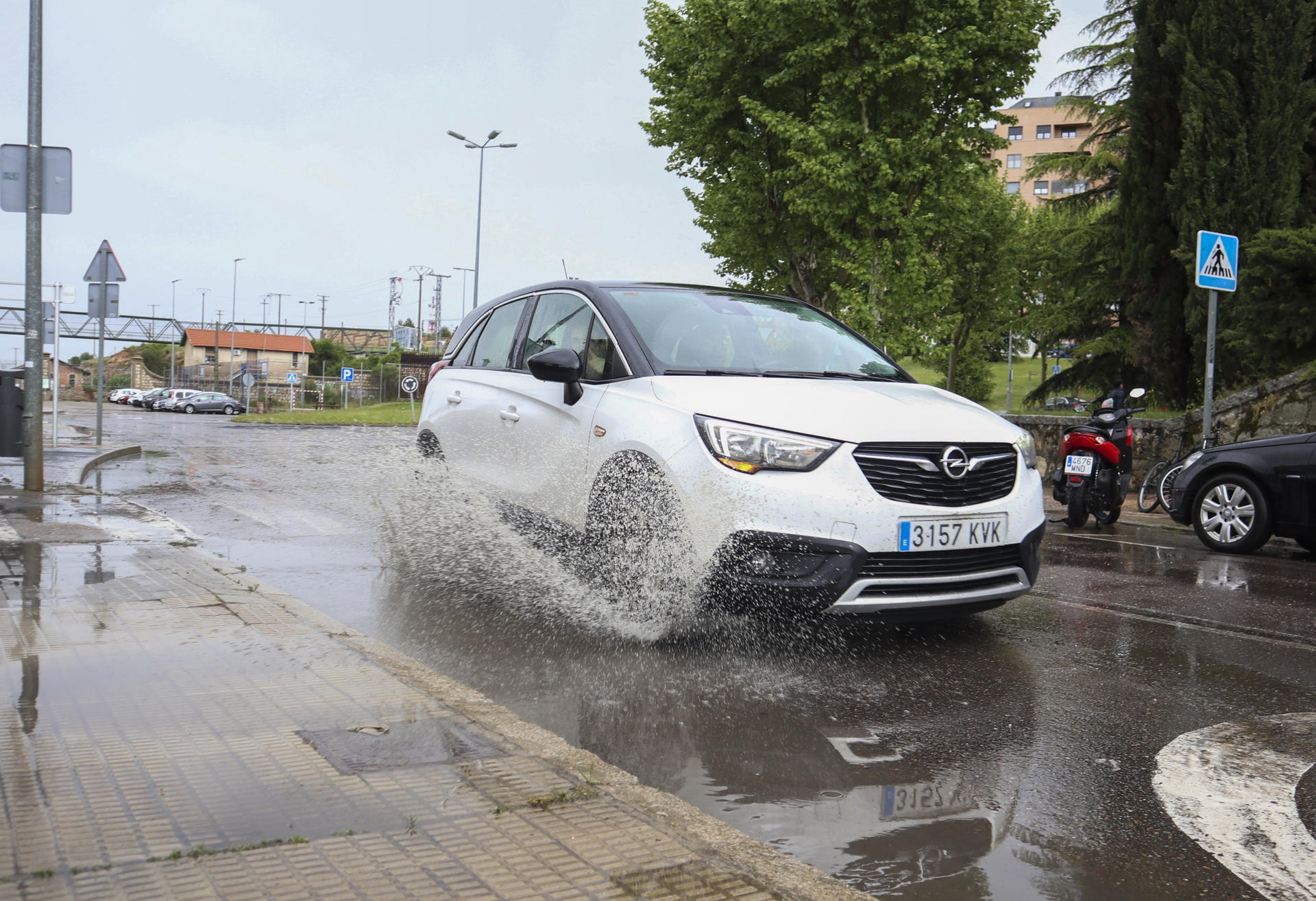 Una fuerte tromba de agua ha caído este mediodía en Zamora, provocando numerosos incidentes en la ciudad. Las precipitaciones concentradas en apenas una hora, dejan balsas de agua que dificultan la circulación de peatones y vehículos.EFE/Mariam A. Montesinos