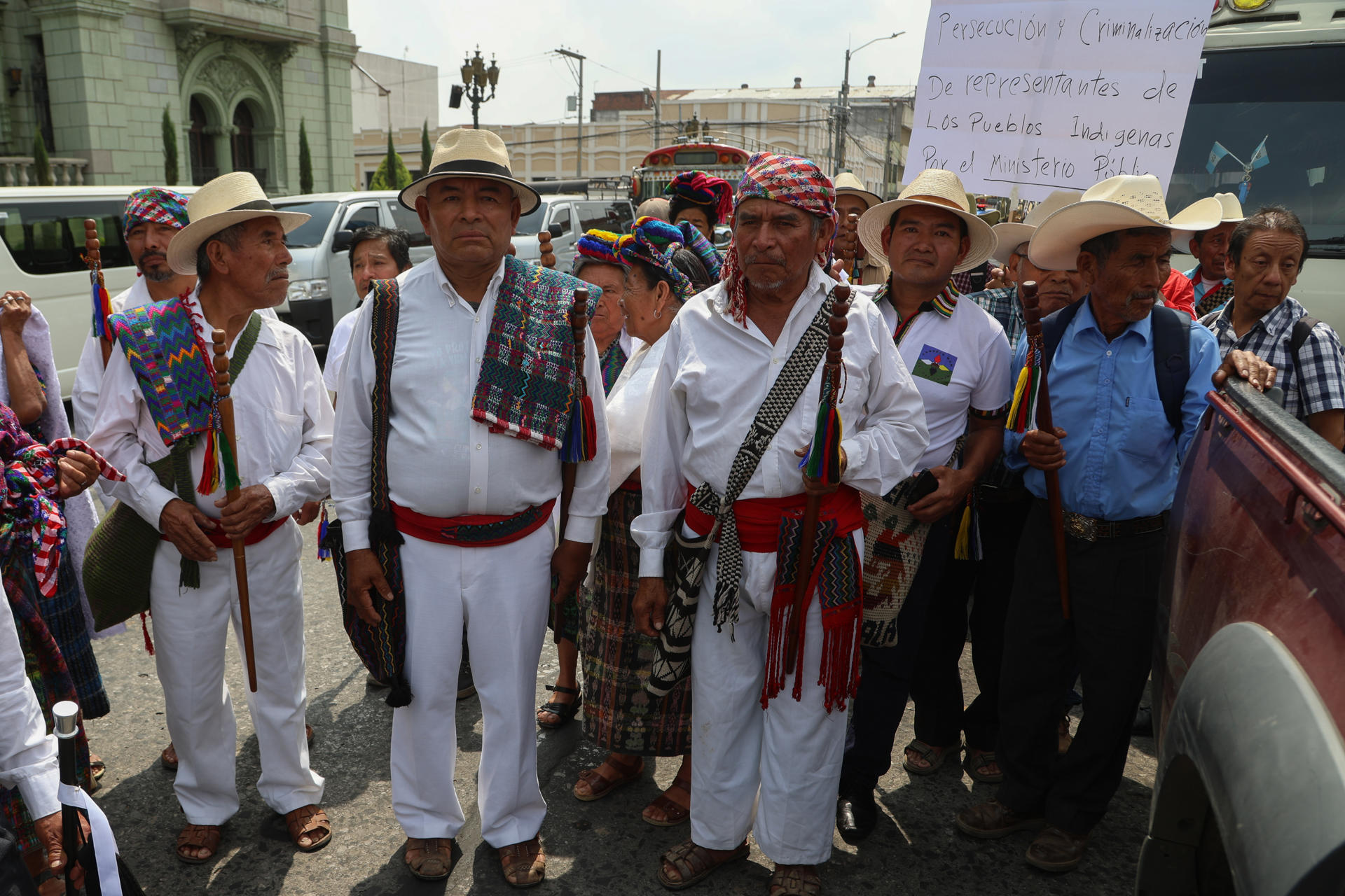 Indígenas participan en una manifestación exigiendo justicia para integrantes de los 48 Cantones de Totonicapán este lunes, en Ciudad de Guatemala (Guatemala). EFE/ Mariano Macz