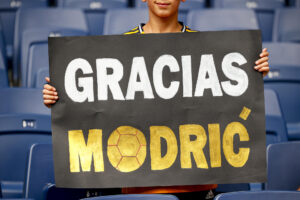 El centrocampista croata Luka Modric se despedirá como titular del Santiago Bernabéu, en el partido ante la Real Sociedad, de la última jornada de LaLiga. EFE/Blanca Millez