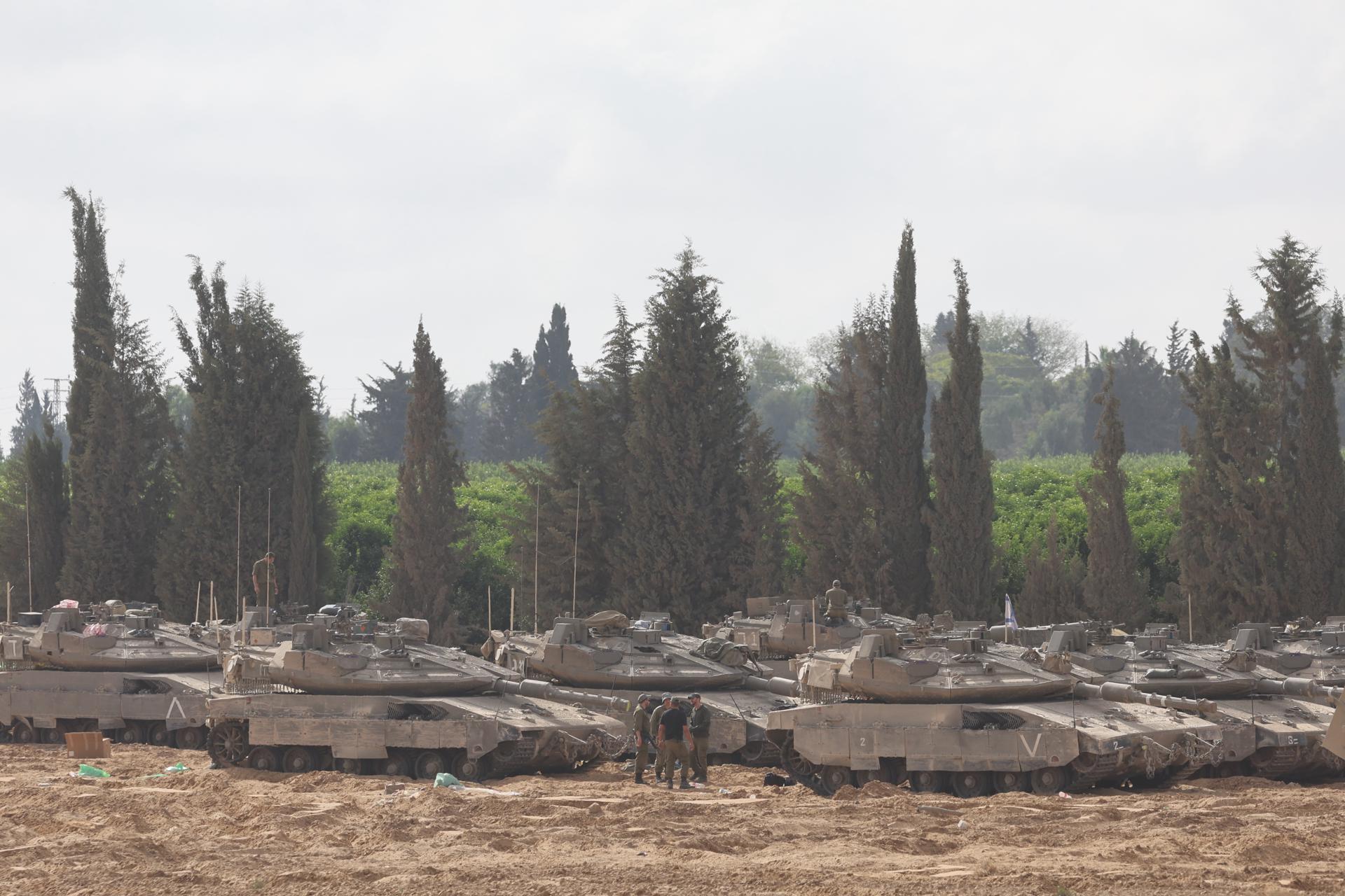 Soldados israelíes tripulan tanques cerca de la frontera de Gaza, en el sur de Israel, 19 de mayo de 2025. Las Fuerzas de Defensa de Israel han anunciado el lanzamiento de amplias operaciones en la Franja de Gaza llamadas Carros de Gedeón con el objetivo de presionar a Hamás para que libere a los 58 rehenes israelíes restantes que aún están cautivos. EFE/EPA/ABIR SULTAN