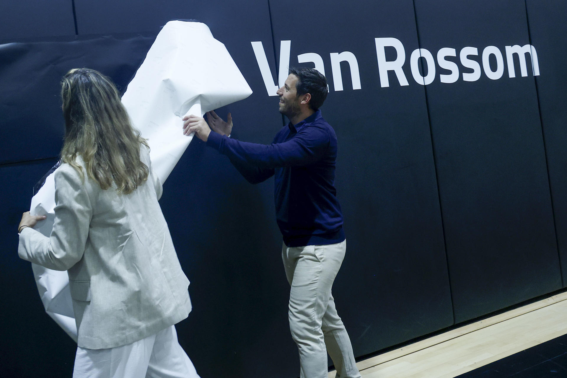 El belga Sam Van Rossom, que durante diez años fue base del Valencia Basket y protagonista de algunos de los grandes éxitos del club, durante el homenaje que le han rendido y con el que se da nombre a la pista 5 de L'Alqueria del Basket, la instalación de cantera del club valenciano. EFE/ Miguel Ángel Polo