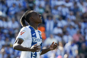 El delantero del Leganés Yan Diomande, durante el partido de LaLiga de fútbol que CD Leganés y Real Valladolid disputan este sábado en el estadio de Butarque. EFE/Sergio Pérez