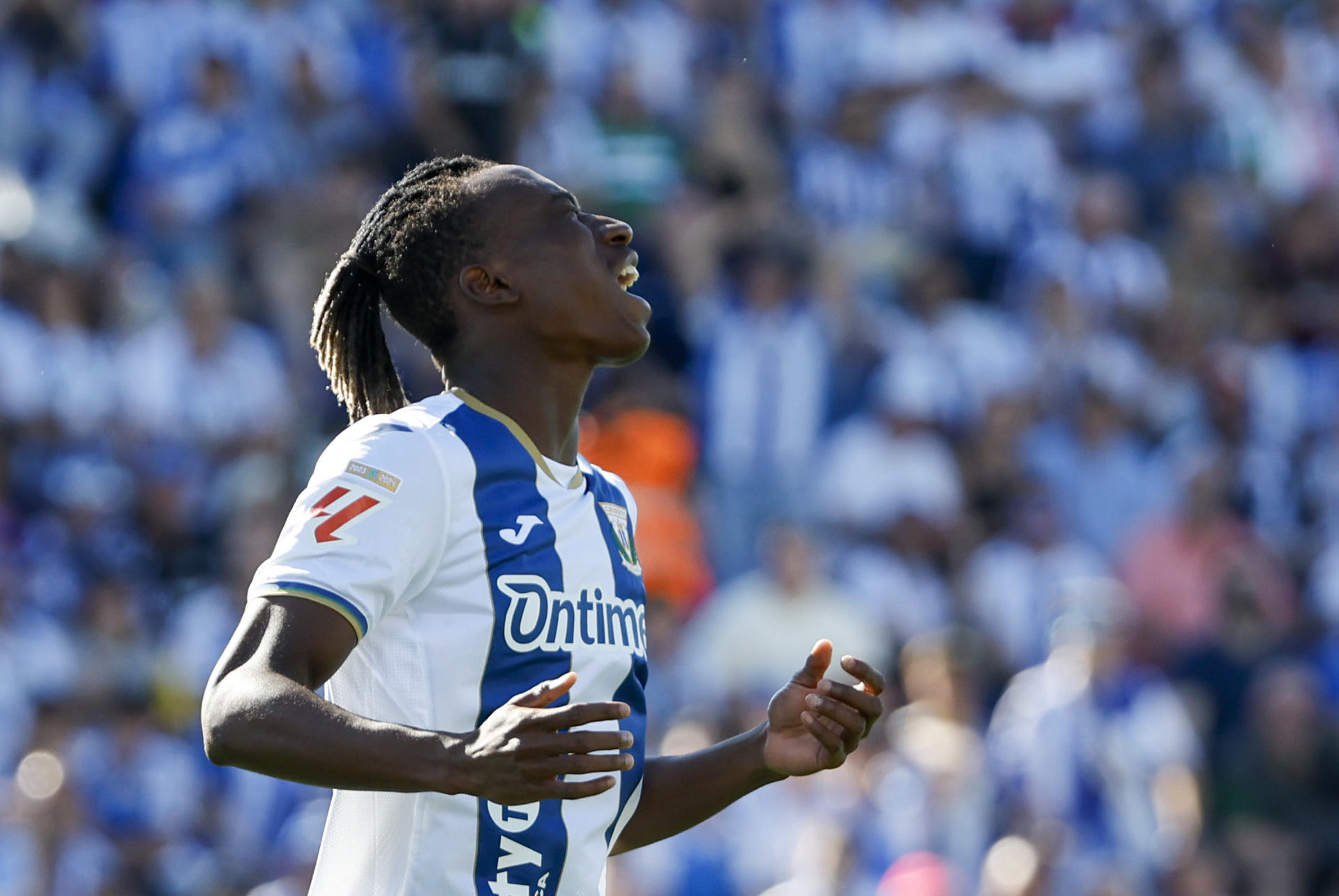 El delantero del Leganés Yan Diomande, durante el partido de LaLiga de fútbol que CD Leganés y Real Valladolid disputan este sábado en el estadio de Butarque. EFE/Sergio Pérez