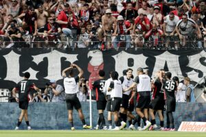 Los jugadore del Frankfurt celebran el 1-2 durante el partido de la Bundesliga que han jugado SC Freiburg y Eintracht Frankfurt en Freiburg, Alemania. EFE/EPA/RONALD WITTEK