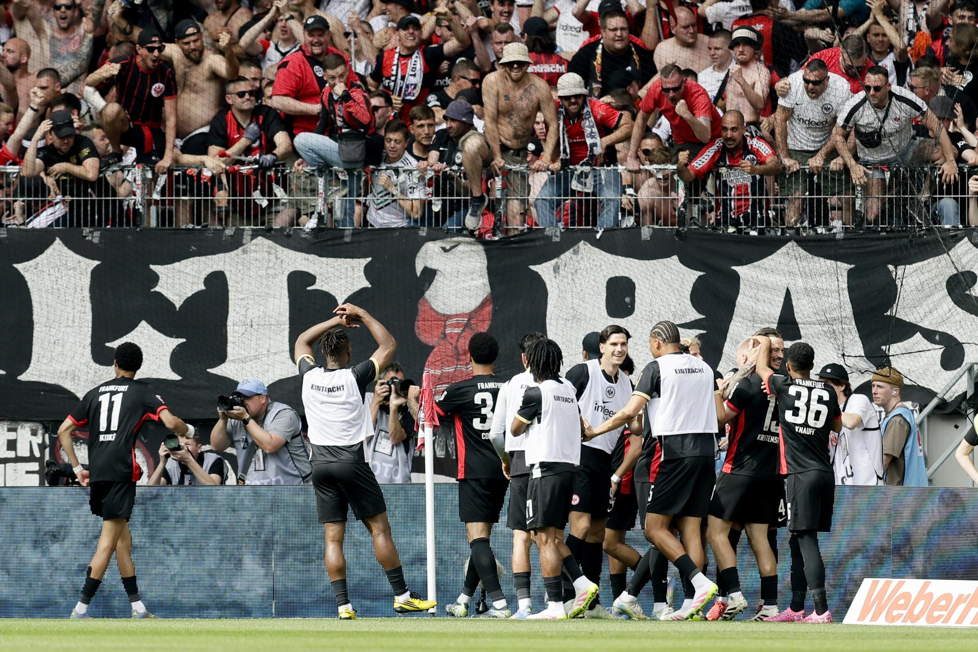 Los jugadore del Frankfurt celebran el 1-2 durante el partido de la Bundesliga que han jugado SC Freiburg y Eintracht Frankfurt en Freiburg, Alemania. EFE/EPA/RONALD WITTEK