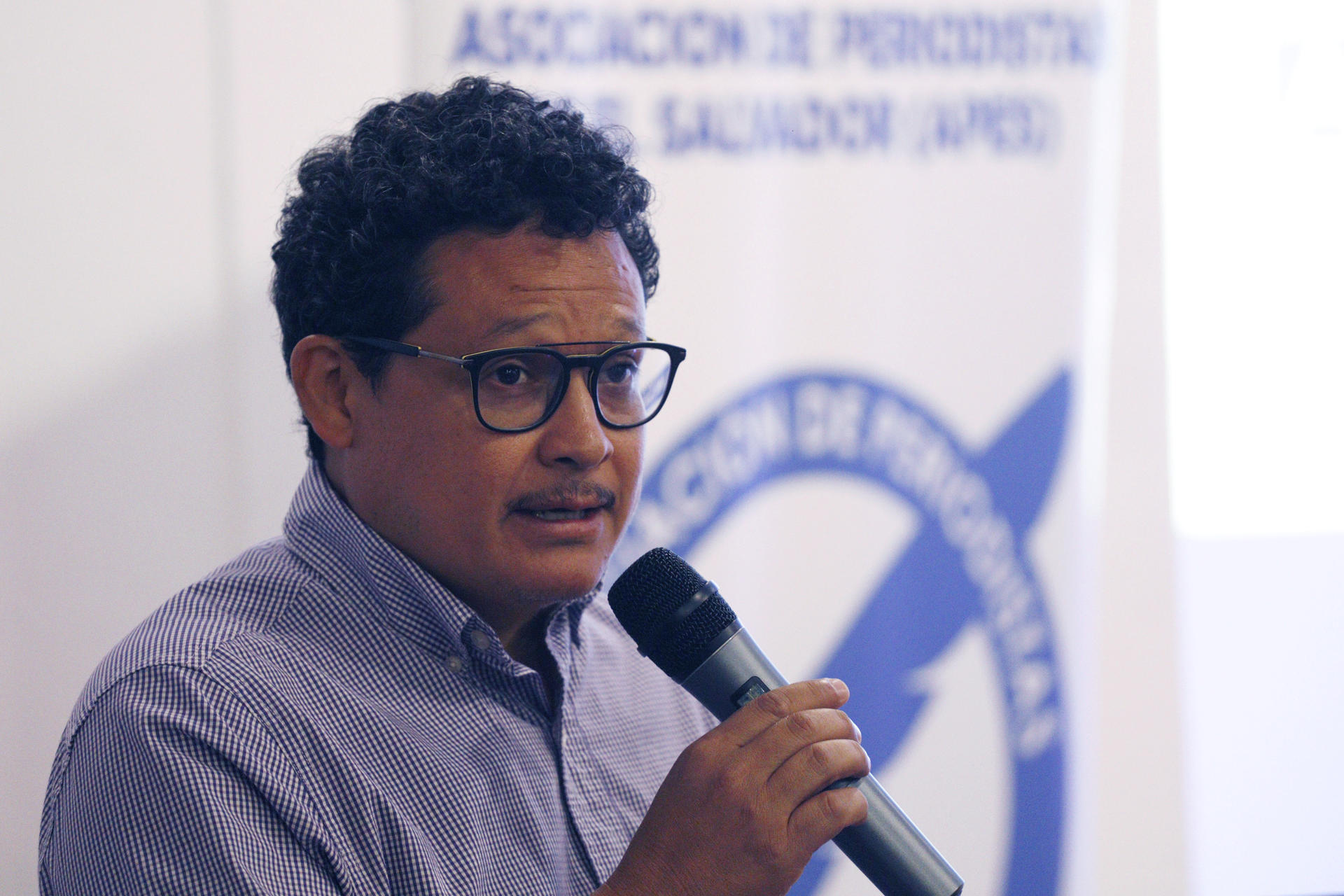 El presidente de la Asociación de Periodistas de El Salvador (APES), Sergio Aráuz, habla durante la presentación de un informe este 5 de mayo de 2025 en Antiguo Cuscatlán (El Salvador). EFE/Rodrigo Sura