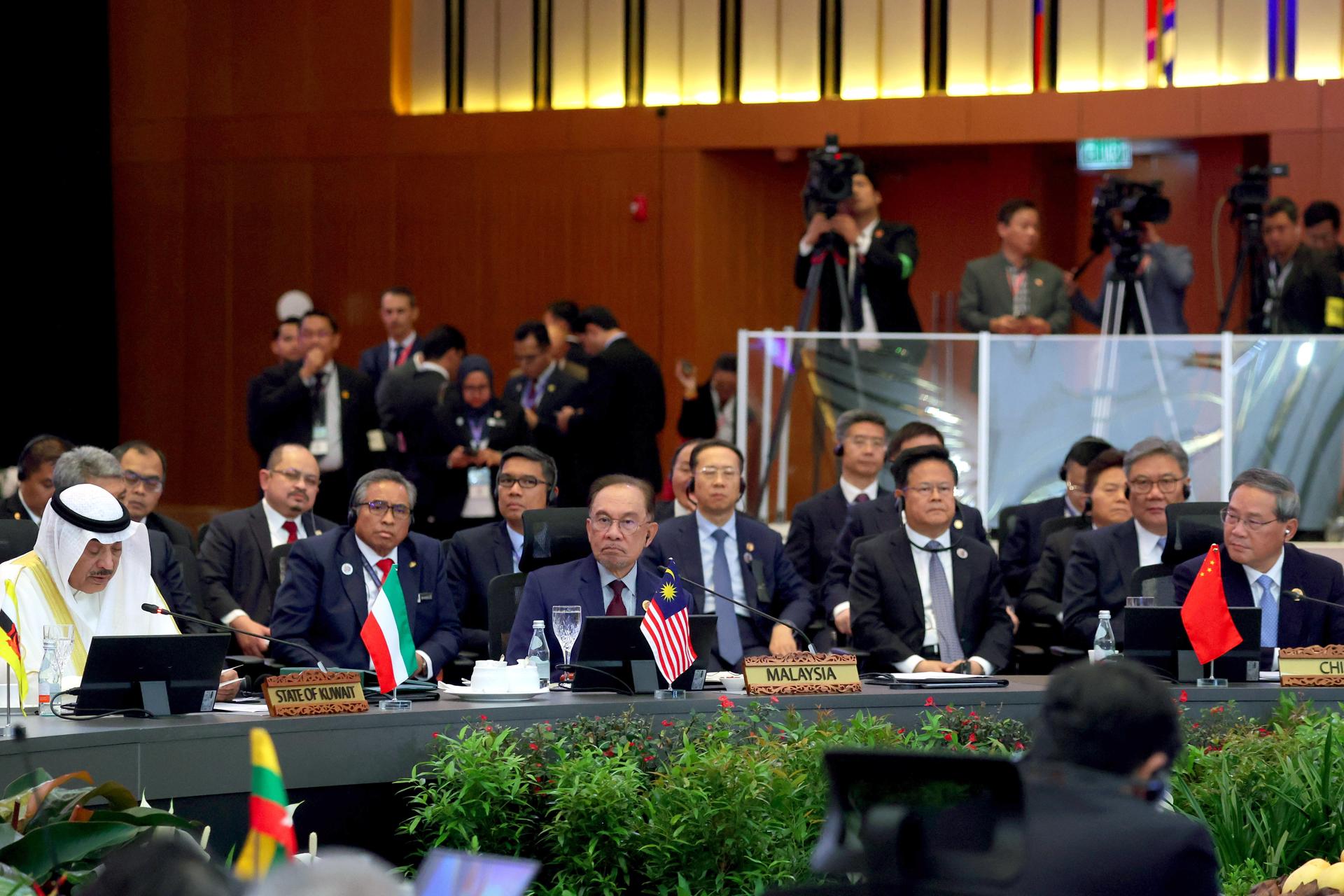 KUALA LUMPUR (Malaysia), 27/05/2025.- Kuwait's Crown Prince Sheikh Sabah Al-Khaled Al-Hamad Al-Sabah (L) delivers a speech next to Malaysia's Prime Minister Anwar Ibrahim (C) and China's Premier Li Qiang (R) during the ASEAN-Gulf Cooperation Council (GCC)-China Summit following the 46th ASEAN summit in Kuala Lumpur, Malaysia, 27 May 2025. The inaugural trilateral summit takes place in Kuala Lumpur within the framework of the 46th Association of Southeast Asian Nations (ASEAN) summit. (Malasia) EFE/EPA/FAZRY ISMAIL
