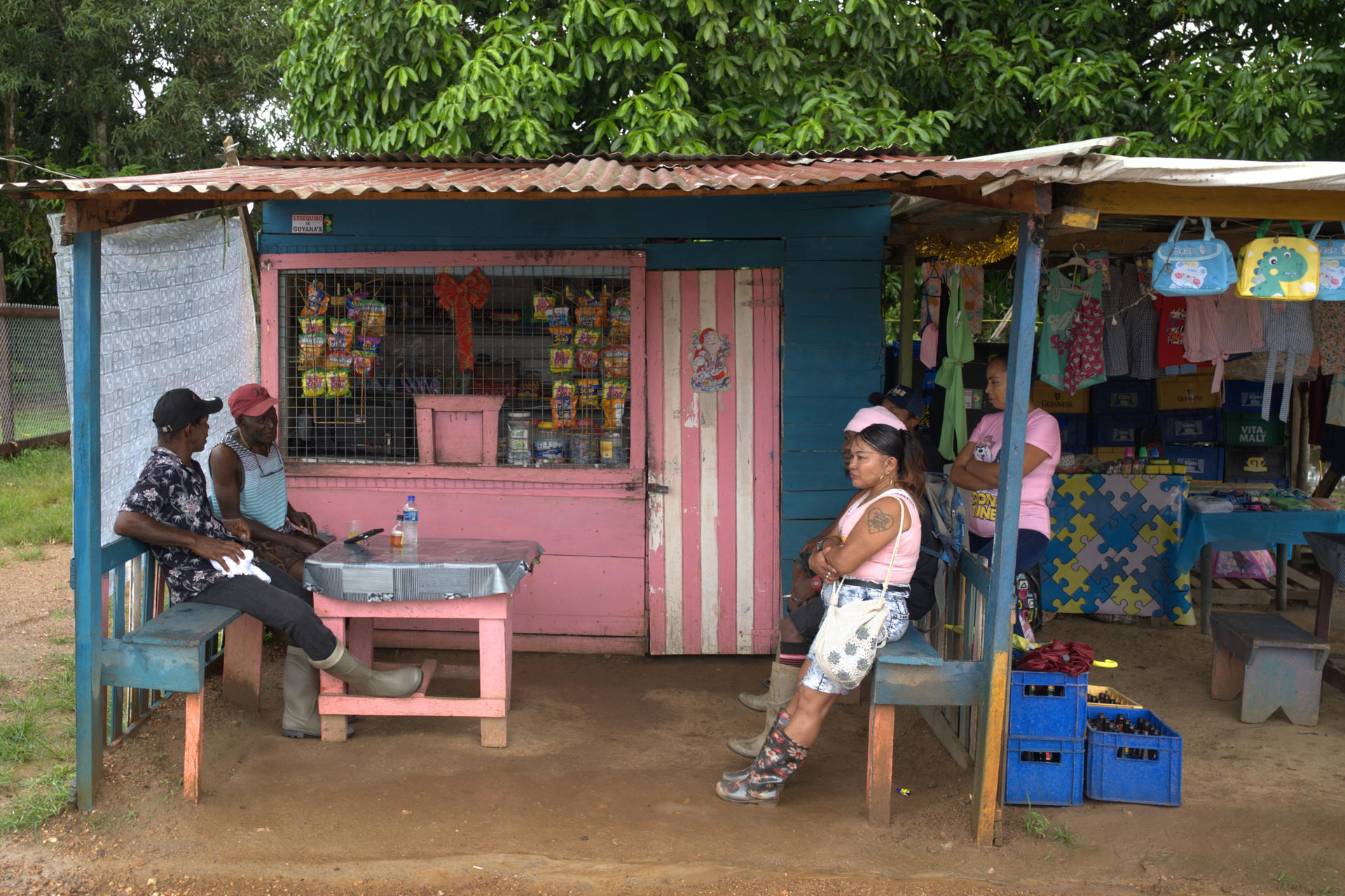 Personas descansan este domingo, en la aldea de Arrakaka, en el Esequibo (Guyana). EFE/ Nazima Raghubir