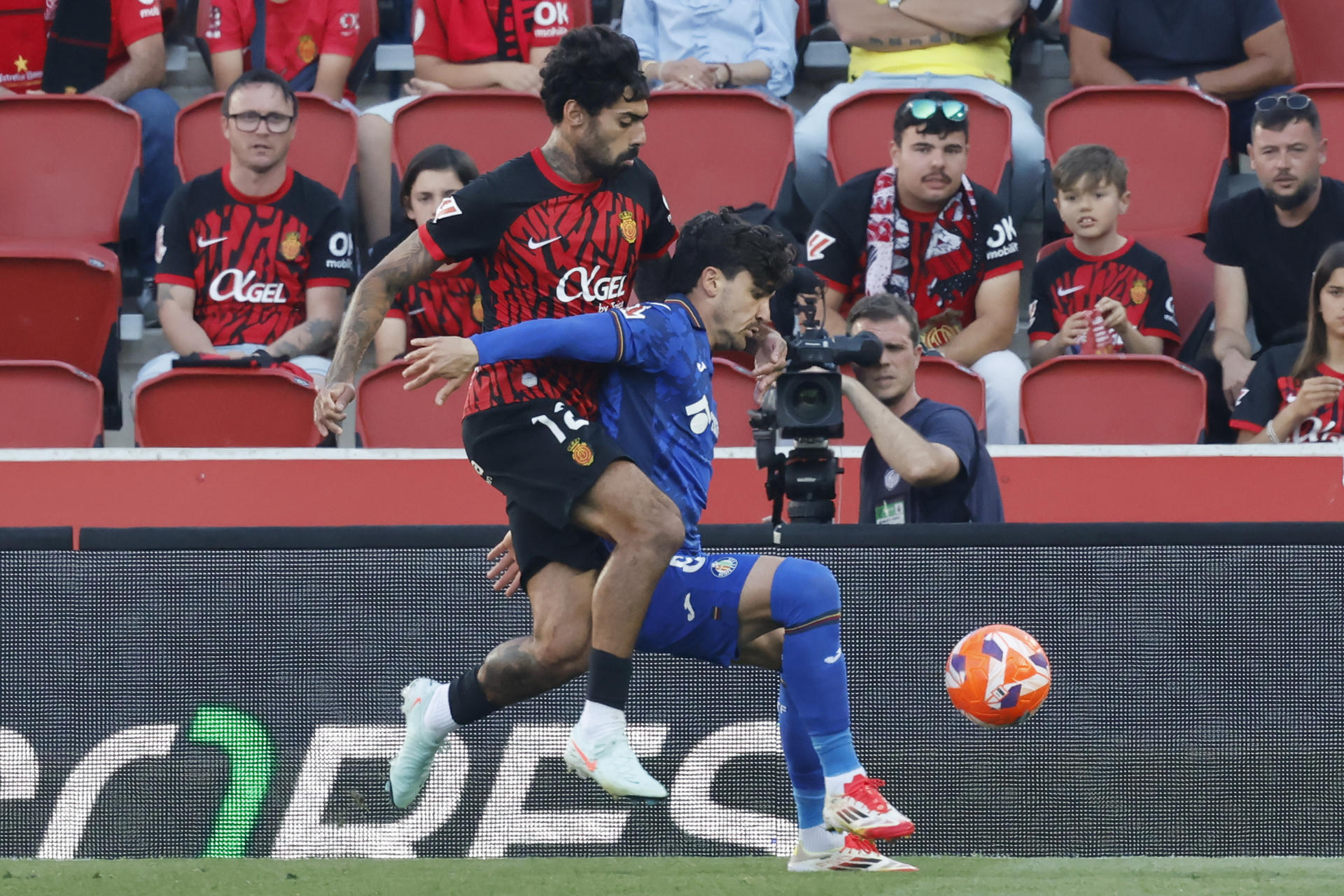 El centrocampista del Mallorca Samuel Costa (i) disputa un balón con el centrocampista del Getafe Mauro Arambarri (d) durante el encuentro de LaLiga entre RCD Mallorca y Getafe CF disputado en el estadio Son Moix de Palma de Mallorca. EFE/ Cati Cladera