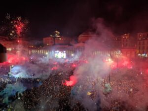 La ciudad de Nápoles, volcada con el equipo de la ciudad, explotó en cuanto el club conquistó el cuarto 'Scudetto' de su historia y se sumó en una gran fiesta que durará toda la noche. EFE/EPA/SARAH RICCA
