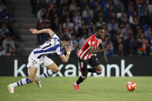 El defensa marroquí de la Real Sociedad Nayef Aguerd (i) pelea un balón ante Iñaki Williams del Athletic, en foto de archivo de Juan Herrero. EFe