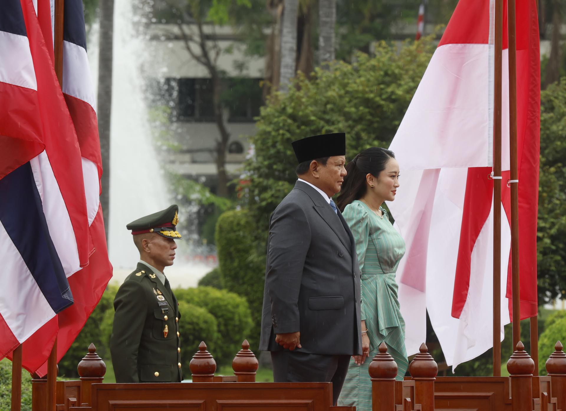 BANGKOK (Tailandia), 19/05/2025.- La primera ministra tailandesa, Paetongtarn Shinawatra (d), y el presidente indonesio, Prabowo Subianto (c), pasan revista a la guardia de honor en Bangkok, Tailandia, el 19 de mayo de 2025, durante la visita oficial a Tailandia de Prabowo para fortalecer las relaciones bilaterales y conmemorar los 75 años de vínculos diplomáticos. EFE/EPA/NARONG SANGNAK