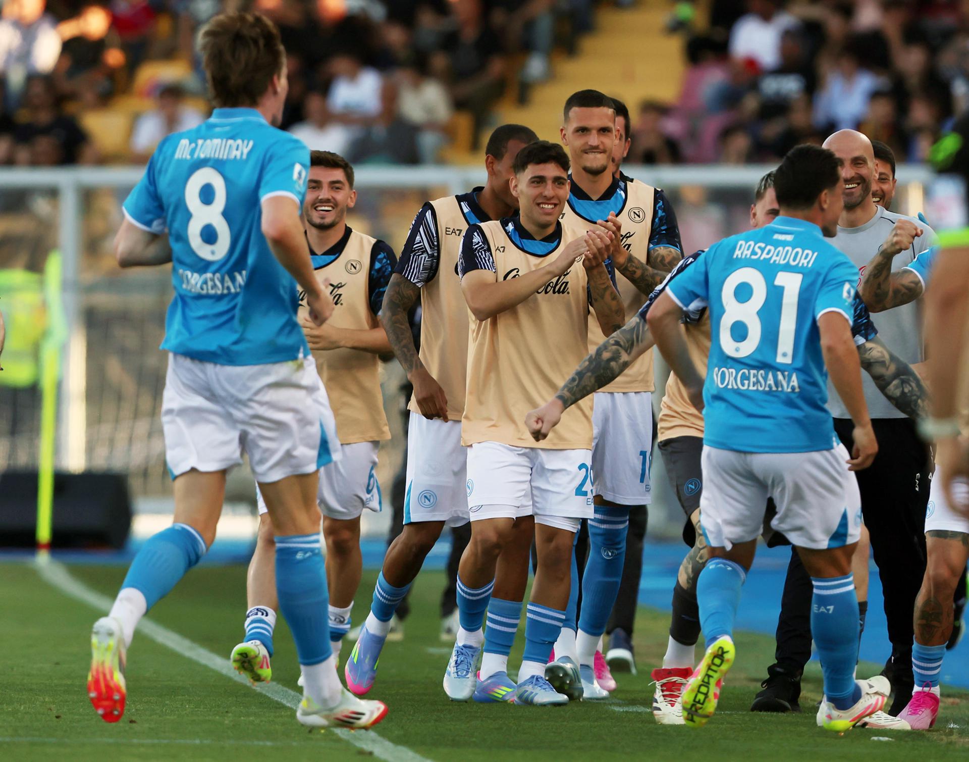 El jugador del SSC Napoli Giacomo Raspadori (d) celebra con sus compañeros el 0-1 durante el partido de la Serie A que han jugado US Lecce y SSC Napoli, en Lecce,Italia. EFE/EPA/ABBONDANZA SCURO LEZZI