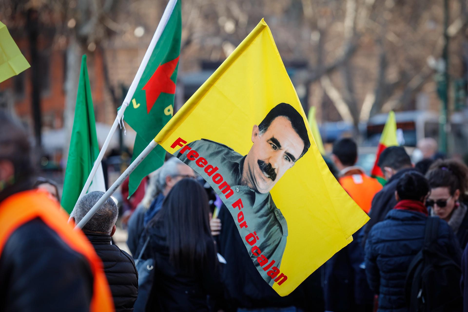 Imagen de archivo de una protesta en Roma que pide la libertad de Abdullah Öcalan, fundador y líder del proscrito Partido de los Trabajadores del Kurdistán (PKK). EFE/EPA/GIUSEPPE LAMI