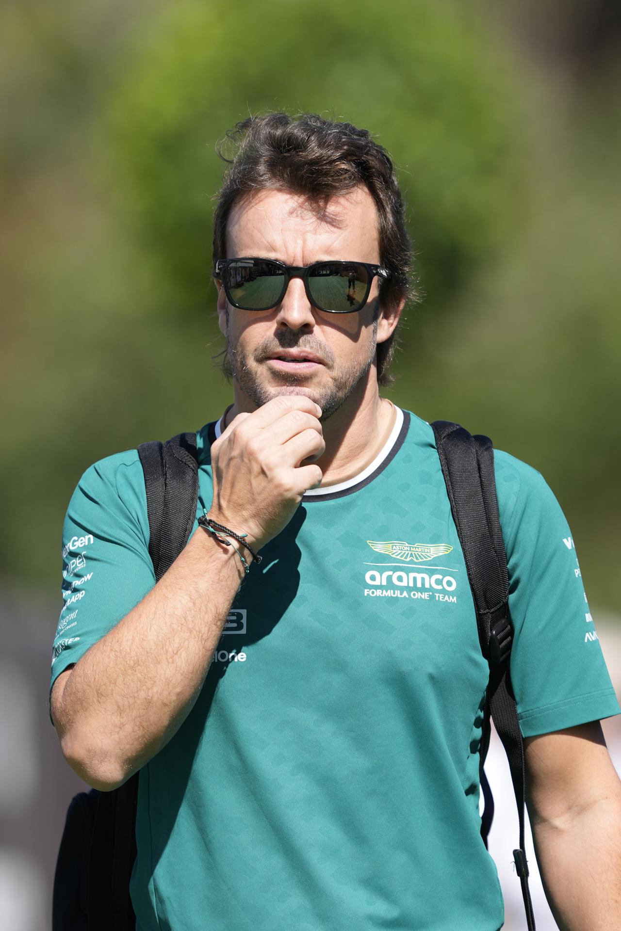 El piloto español Fernando Alonso (Aston Martin), doble campeón mundial de Fórmula Uno, en una imagen de archivo en el Circuito de Barcelona-Cataluña en Montmeló durante el Gran Premio de España de Fórmula 1 de 2024. EFE/ Alejandro García