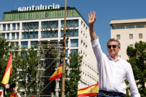 El líder del PP, Alberto Núñez Feijóo, durante un acto político en Bilbao el sábado, en vísperas de la manifestación contra el Gobierno convocada para este domingo. EFE/ Luis Tejido