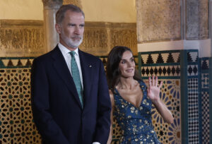 El rey Felipe VI (i) y la reina Letizia durante la recepción previa a la cena de gala que han ofrecido a los líderes mundiales que asisten a la IV Conferencia Internacional sobre Financiación para el Desarrollo. EFE/ Chema Moya POOL