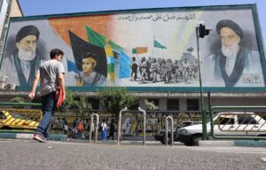 Iraníes caminan junto a una pintura mural del líder supremo iraní, el ayatolá Ali Jameneí (arriba-i) y el fallecido líder supremo iraní, el ayatolá Ruhollah Jomeiní (arriba-d), en una calle de Teherán. EFE/EPA/ABEDIN TAHERKENAREH
//////////
TEHRAN (IRAN(Islamic Republic Of)), 01/06/2025.- Iranians walk past a wall painting of Iranian supreme leader Ayatollah Ali Khamenei (Top-l) and late Iranian supreme leader Ayatollah Ruhollah Khomeini (Top-R) on a street in Tehran, Iran, 01 June 2025. In a joint statement on 31 May 2025, the Iranian Foreign Ministry and the Iranian Atomic Organisation condemned International Atomic Energy Organisation (IAEA) reports against Iran, adding that accusations regarding alleged undeclared sites and activities from decades ago were baseless, and that they had cooperated by providing access, samples and information on the alleged locations. (Teherán) EFE/EPA/ABEDIN TAHERKENAREH