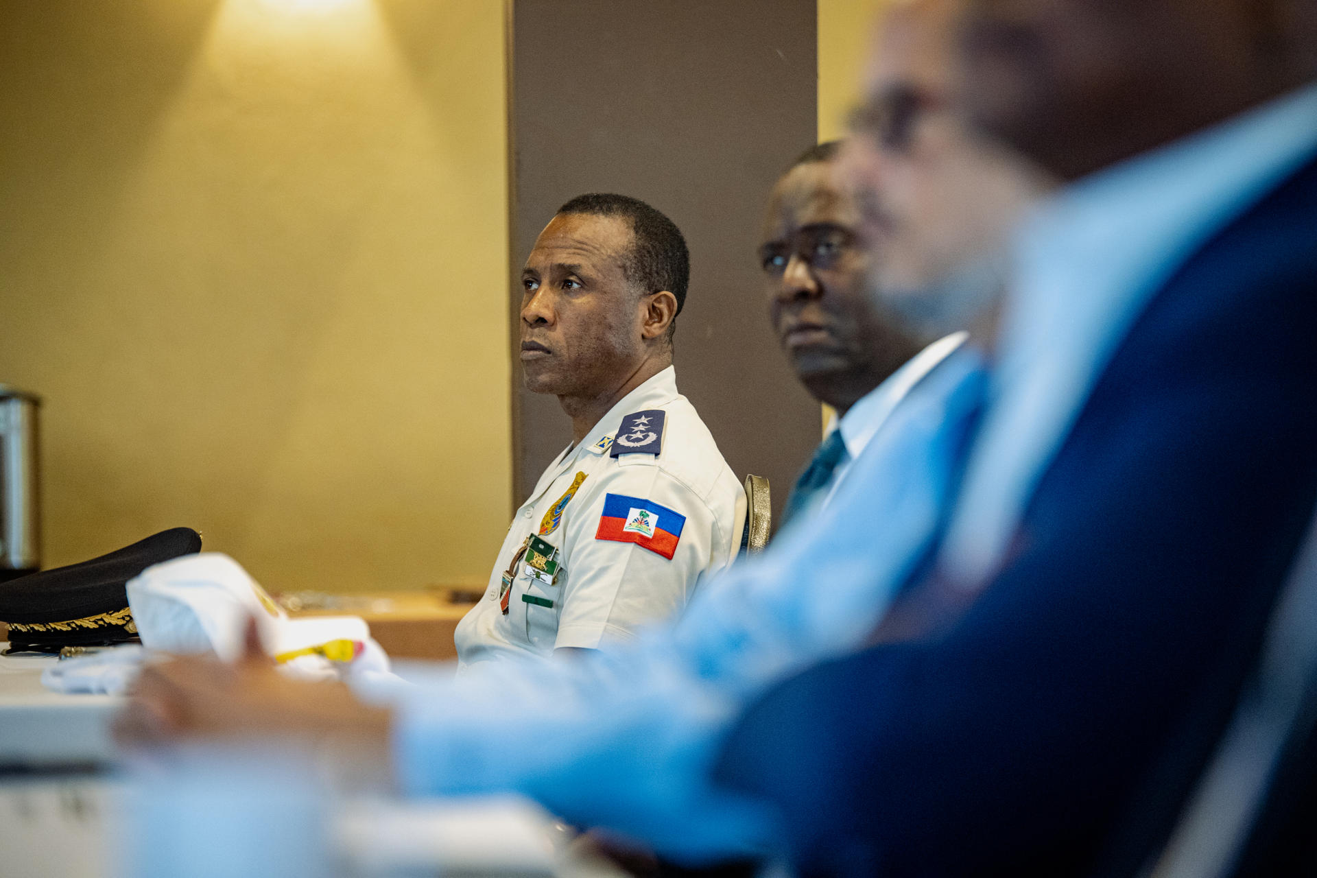 El director general de la Policía Nacional de Haití (PNH), Rameau Normil, asiste la conmemoración del primer aniversario de la llegada de la fuerza de seguridad internacional para combatir las pandillas y restablecer el orden en Haití este jueves, en Puerto Príncipe (Haiti). EFE/ Mentor David Lorens