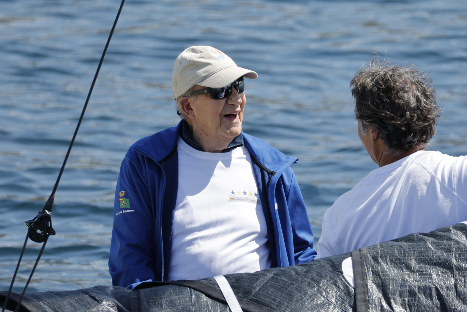 El rey Juan Carlos antes de participar en las regatas de este sábado en Sanxenxo. Arranca la cuarta entrega puntuable de la Liga Española de 6M, en la que puede participar Juan Carlos I si las condiciones del mar y su salud lo permiten. EFE/Lavandeira jr.