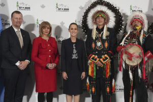 Fotografía cedida por la Presidencia de México de la mandataria mexicana, Claudia Sheinbaum (c), posando previo a su participación en la Cumbre de Líderes del G7 este lunes, en Calgary (Canadá). EFE/ Presidencia de México