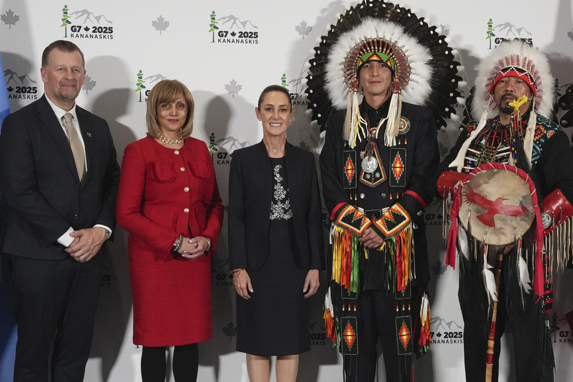 Fotografía cedida por la Presidencia de México de la mandataria mexicana, Claudia Sheinbaum (c), posando previo a su participación en la Cumbre de Líderes del G7 este lunes, en Calgary (Canadá). EFE/ Presidencia de México