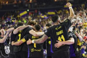 La jugadores del Nantes celebran la victoria tras la lucha por el tercer puesto que han jugado Nantes y FC Barcelona en Colonia, Alemania EFE/EPA/Christopher Neundorf