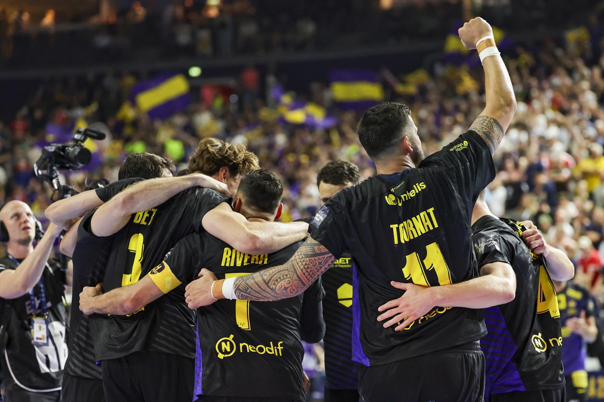 La jugadores del Nantes celebran la victoria tras la lucha por el tercer puesto que han jugado Nantes y FC Barcelona en Colonia, Alemania EFE/EPA/Christopher Neundorf