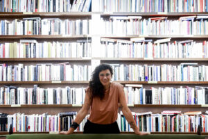 La escritora brasileña Mariana Salomao Carrara ha hablado con EFE de su obra 'Si no fuera por la sílabas del sábado', la historia de un absurdo accidente y sus consecuencias, con la que obtuvo el premio Sao Paulo 2023 a la Mejor Novela del Año. EFE/ Quique García.