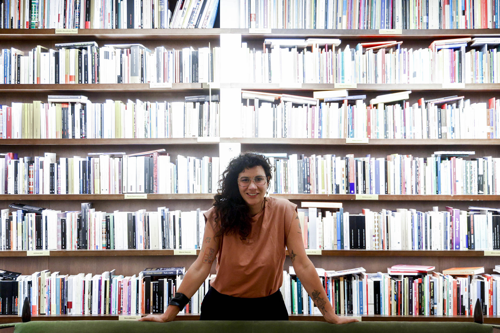 La escritora brasileña Mariana Salomao Carrara ha hablado con EFE de su obra 'Si no fuera por la sílabas del sábado', la historia de un absurdo accidente y sus consecuencias, con la que obtuvo el premio Sao Paulo 2023 a la Mejor Novela del Año. EFE/ Quique García.