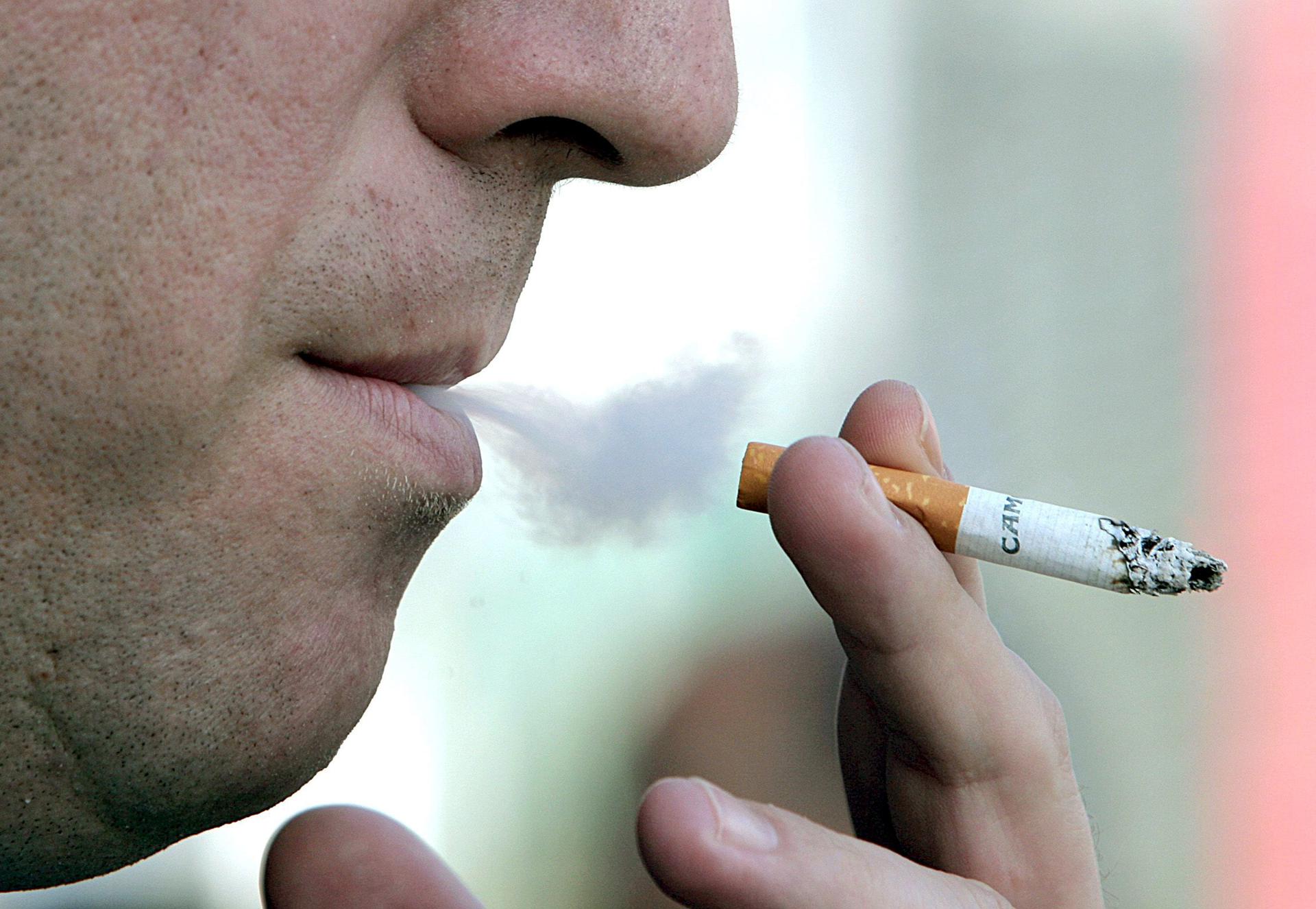Los cigarrillos rubios se pagaban a 126,09 pesetas (75 céntimos) en 1985. EFE/Julián Martín