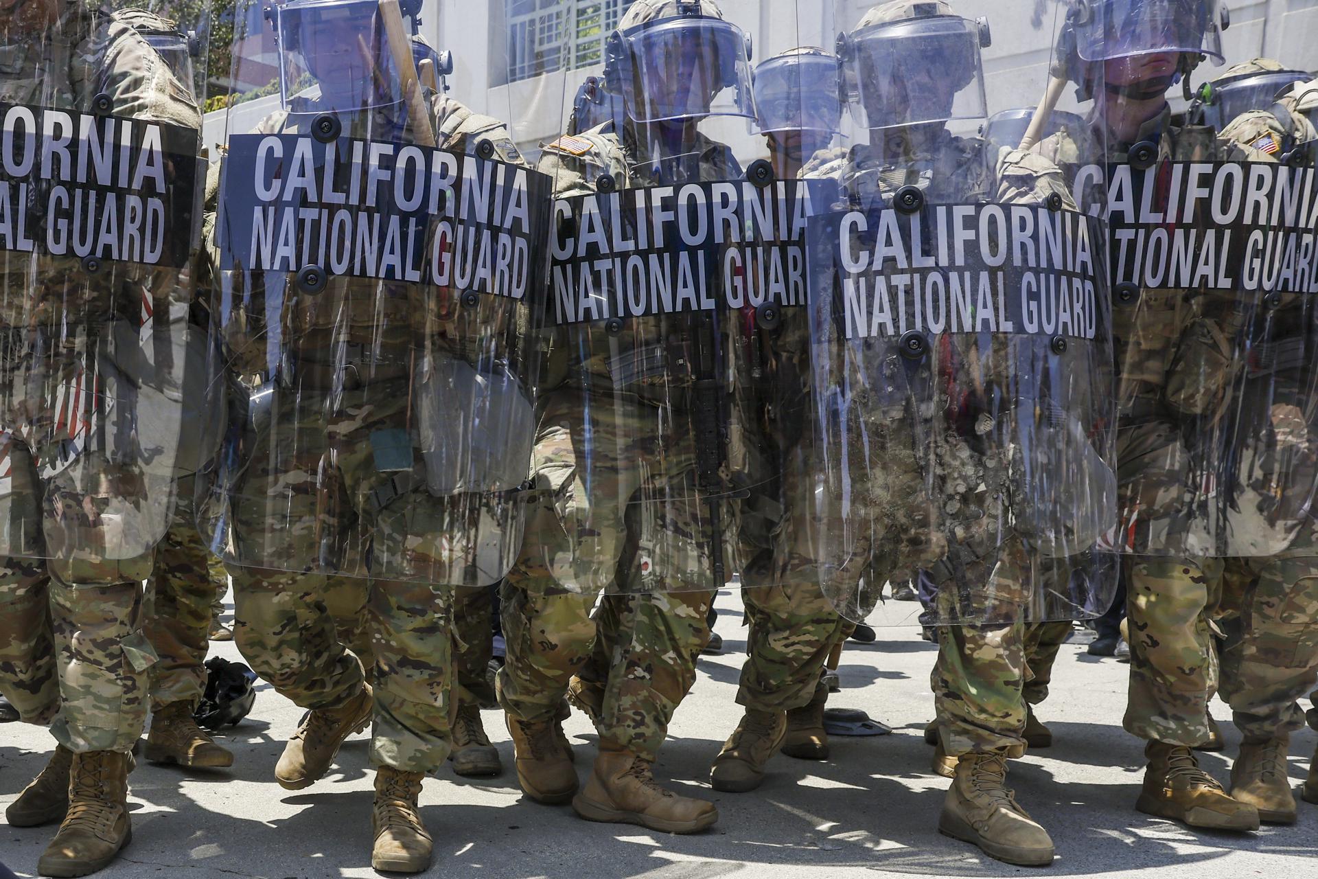 Un escuadro de la Guardia Nacional de California fue captada este domingo, 8 de junio, durante una protesta contra las redadas de inmigración, cerca del edificio federal Edward R. Roybal, en Los Ángeles (CA, EE.UU.). EFE/Caroline Brehman