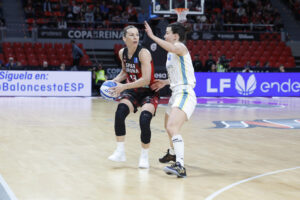 La base Sandra Ygueravide (i) del Spar Girona en acción ante la base del Jairis Club Baloncesto Carmen Grande este sábado, durante el partido de semifinales de la Copa de la Reina de Baloncesto disputado el 23 de marzo. EFE/ Javier Cebollada
