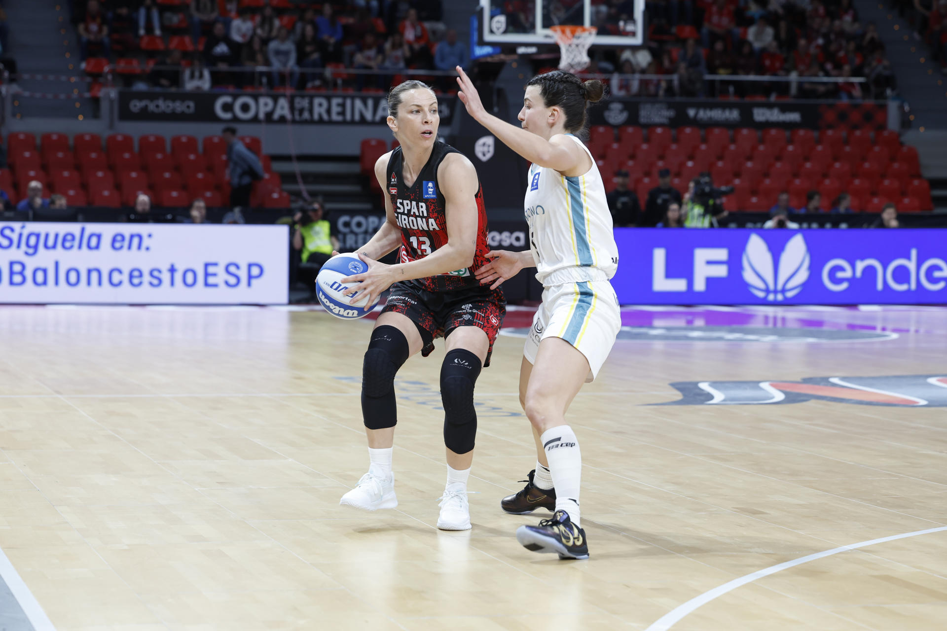 La base Sandra Ygueravide (i) del Spar Girona en acción ante la base del Jairis Club Baloncesto Carmen Grande este sábado, durante el partido de semifinales de la Copa de la Reina de Baloncesto disputado el 23 de marzo. EFE/ Javier Cebollada